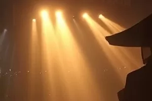 《灯塔守望者》剧照：深夜灯塔与值班室灯光