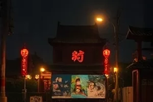 《夏日合约》剧照：天台上的两张折叠椅