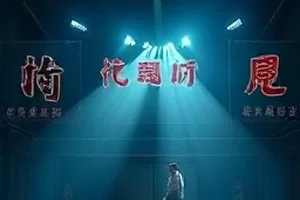 《雪落长街》剧照：落雪的老街与暖黄路灯